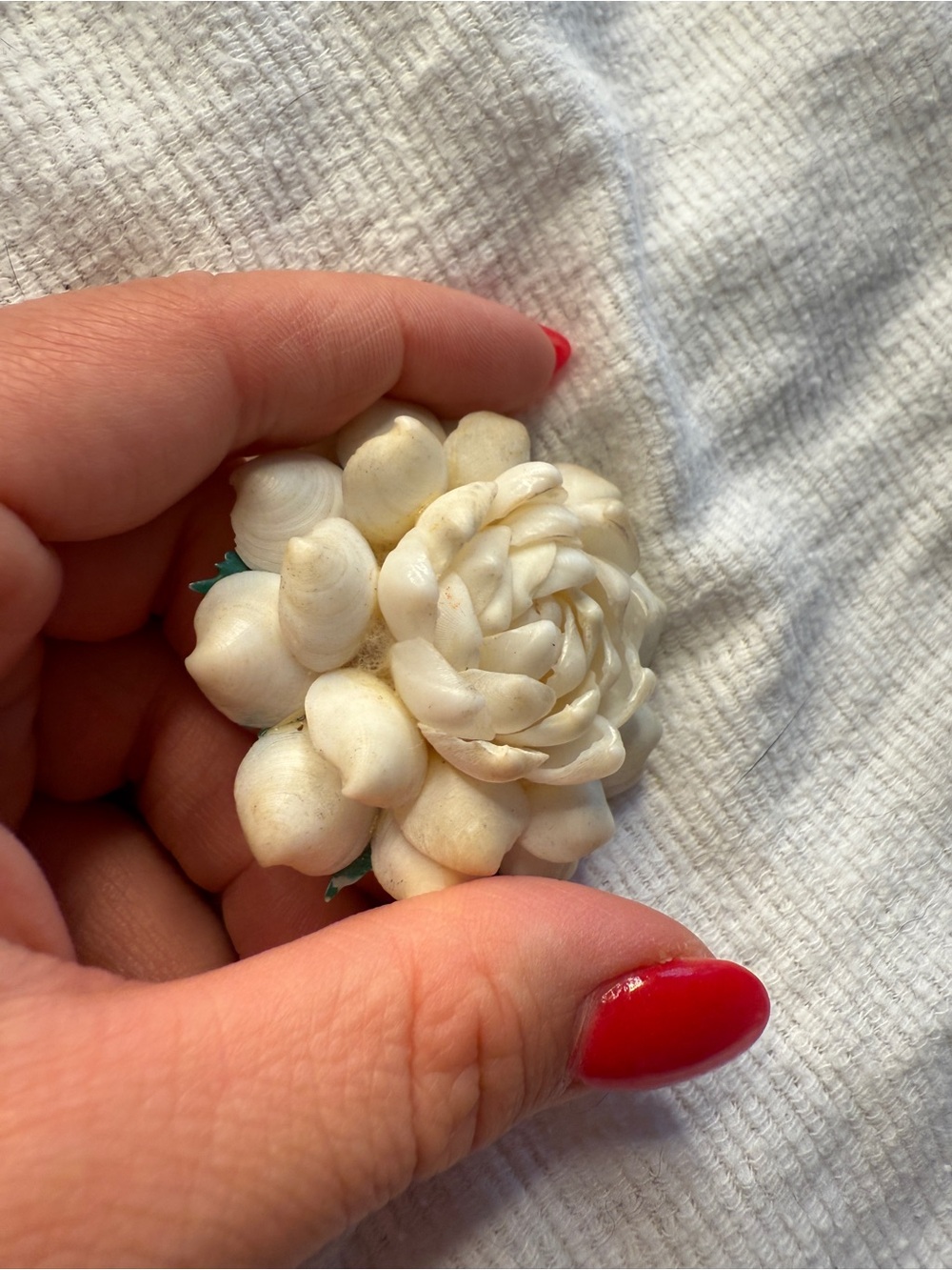 Vintage 1950s Shell Tiki Romantic Brooch - Picture 4 of 7
